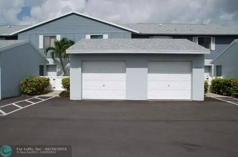 West Palm Beach, FL 33415,2641 Gately Dr  #2005