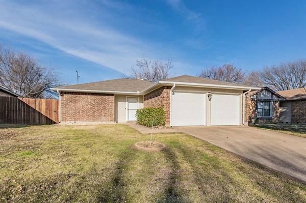 203 Blueleaf Drive, Arlington, TX 76018