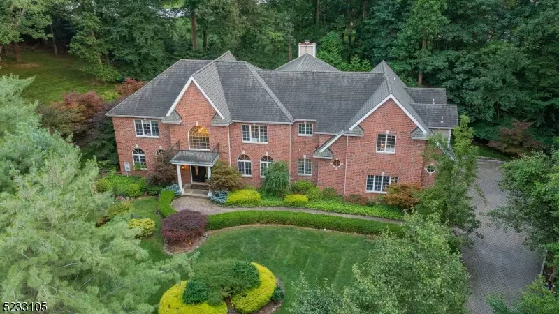 5 Castle Hill Ct, Upper Saddle River Boro, NJ 07458