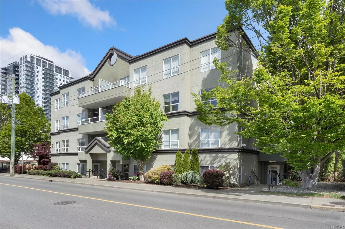 Victoria, BC V8W 1S1,832 Fisgard St #202