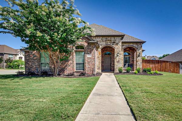 316 Autumnwood Court, Kennedale, TX 76060