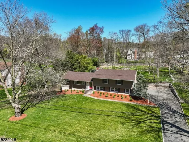 33 Stone Ledge Rd, Upper Saddle River Boro, NJ 07458