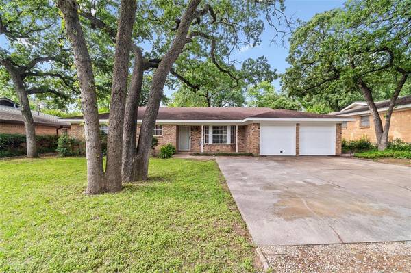 733 Bedford Court W, Hurst, TX 76053