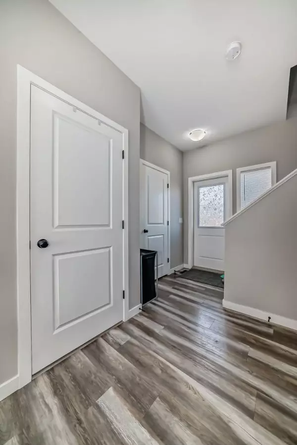 Airdrie, AB T4A 0W3,208 Ravenstern CRES SE