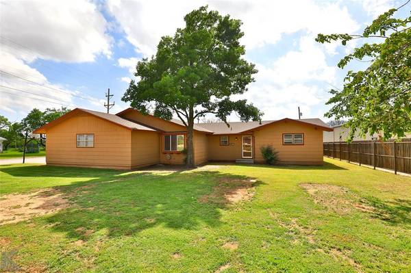 132 Avenue J, Anson, TX 79501