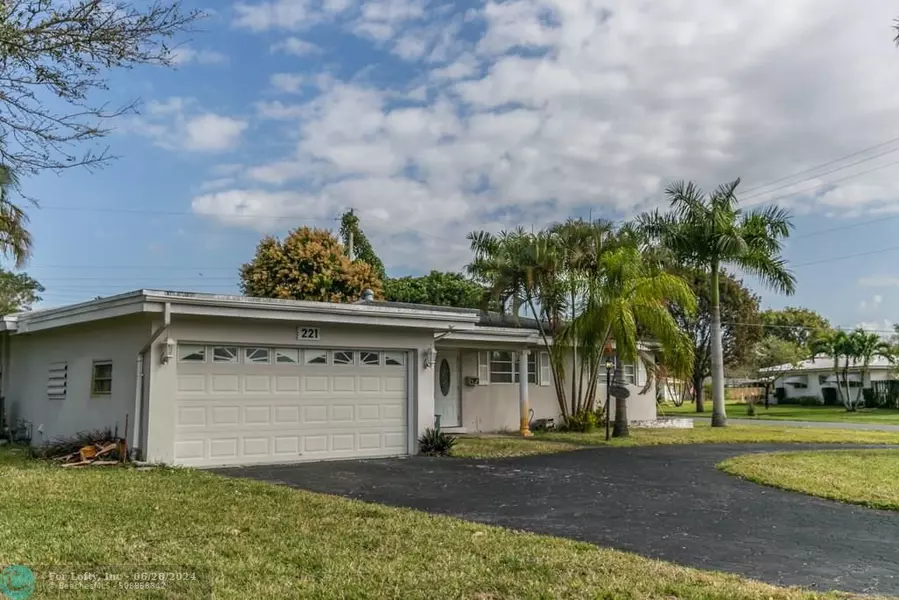 221 S Bel Air Dr, Plantation, FL 33317