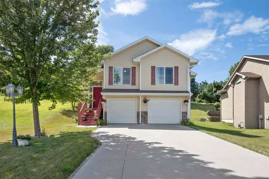 820 Olde McCabe Cir, Coralville, IA 52241