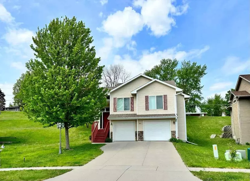 820 Olde McCabe Cir, Coralville, IA 52241