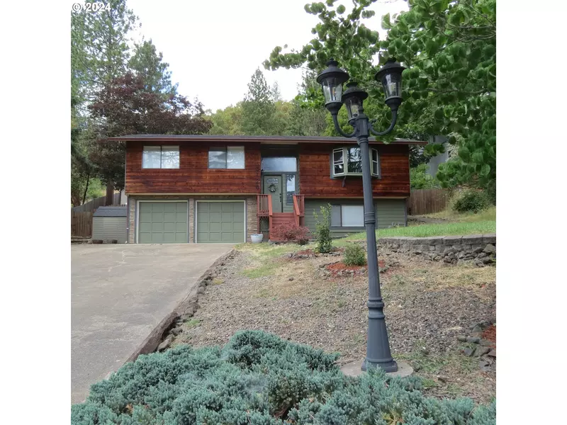 3128 NE MONTEREY DR, Roseburg, OR 97470