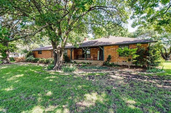 113 Locust Drive, Oak Leaf, TX 75154