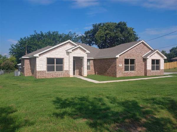 621 N Avenue B, Springtown, TX 76082