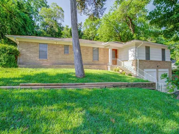 2832 Ilahe Drive,  Dallas,  TX 75233