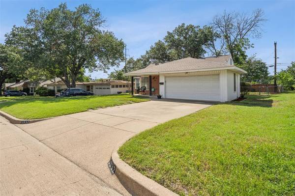 Fort Worth, TX 76133,3932 W Spurgeon Street