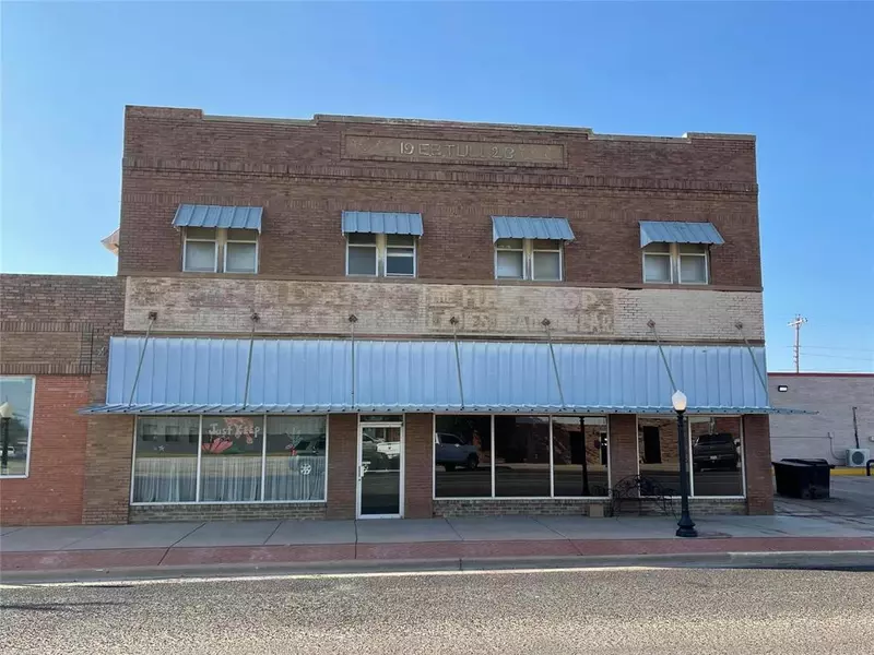 230 E Main St Street, Munday, TX 76371