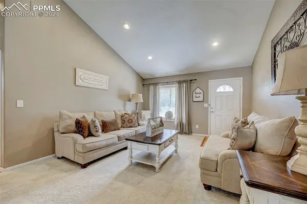 1065 Greenbrier DR, Colorado Springs, CO 80916