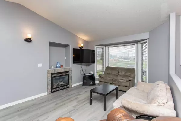 Lacombe, AB T4L 2L2,80 Elana CRES