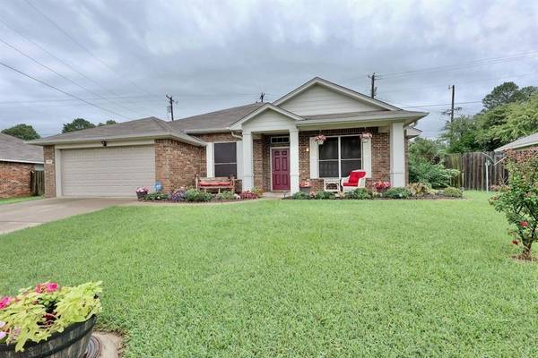 1101 Woodlands Park Drive, Lindale, TX 75771