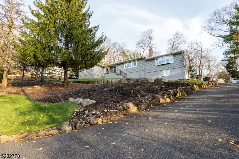 28 Willowbrook Dr, North Caldwell Boro, NJ 07006