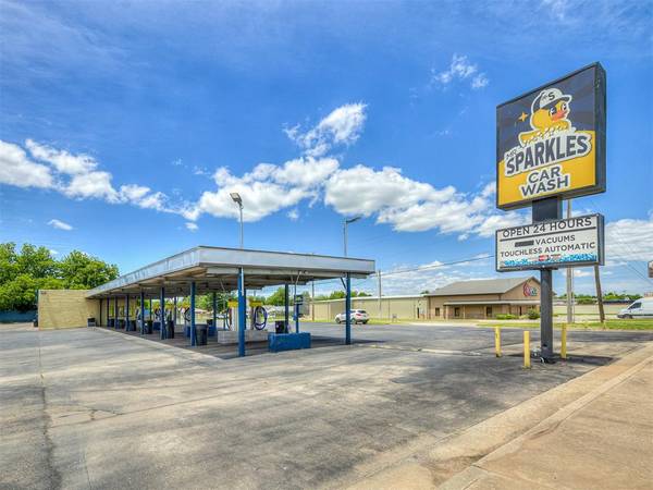 3229 N MacArthur Boulevard, Oklahoma City, OK 73122