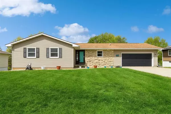 154 Circle Dr, Williamsburg, IA 52361