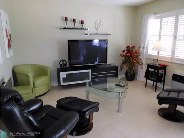 Deerfield Beach, FL 33442,141 Oakridge J  #141