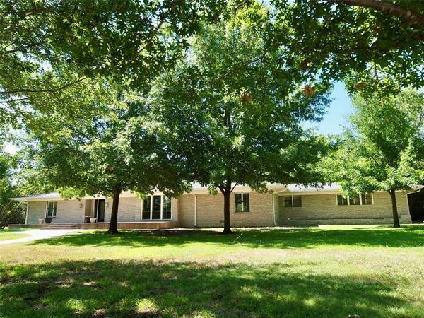 1016 Woodlawn Drive, Graham, TX 76450