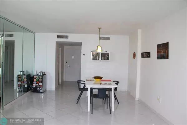 Miami Beach, FL 33140,5333 E Collins Ave  #804