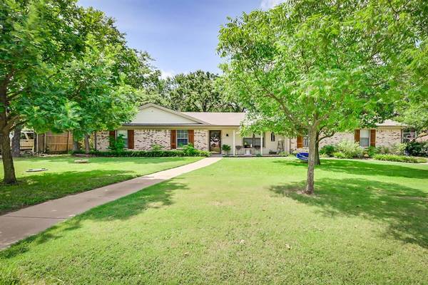 212 Shadowoak Drive, Burleson, TX 76028