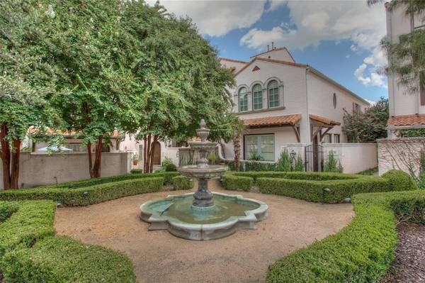 240 Casa Blanca Circle,  Fort Worth,  TX 76107