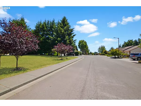 Brookings, OR 97415,932 Midland WAY