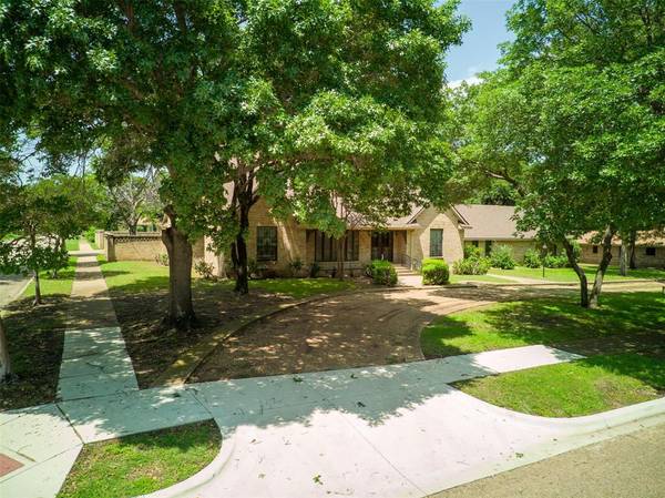 2935 Bridal Wreath Lane, Dallas, TX 75233