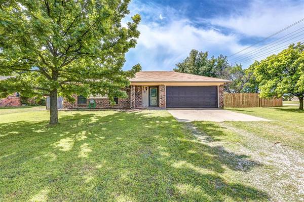 600 Holly Drive,  Burleson,  TX 76028