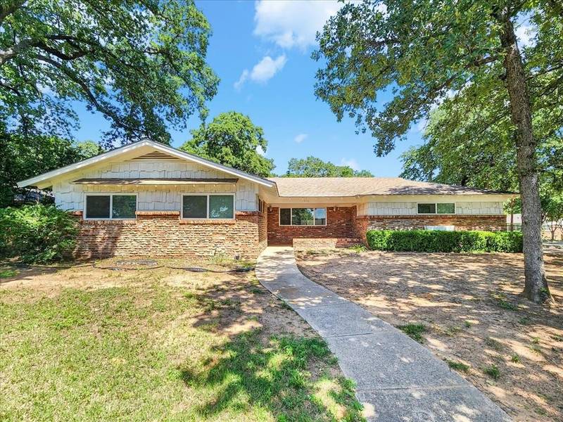 632 Woodcrest Drive, Hurst, TX 76053