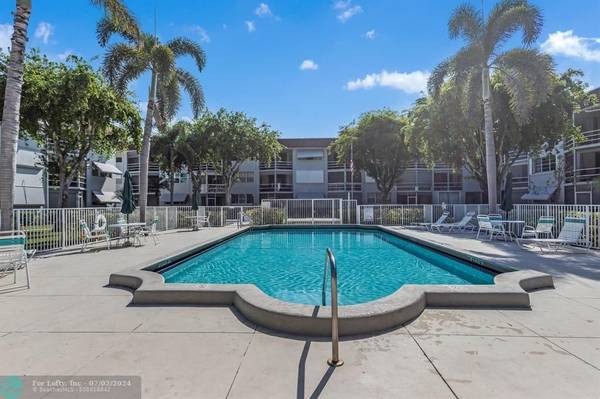 Deerfield Beach, FL 33441,1040 SE 4th Ave  #320