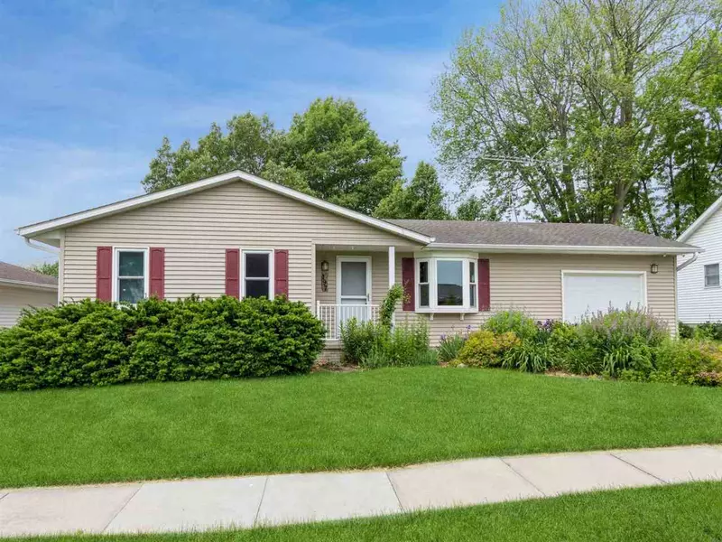 197 Schnoebelen St., Riverside, IA 52327