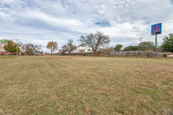 Cleburne, TX 76033,1724 W Henderson Street