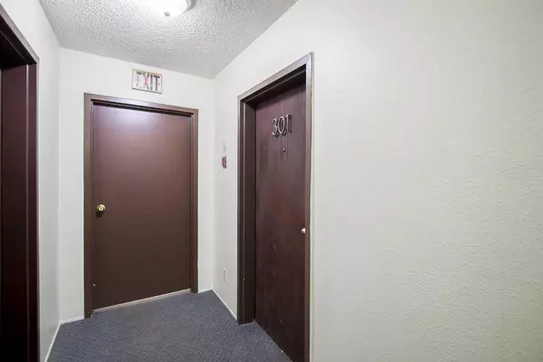 Calgary, AB T2T 4R7,1821 17A ST SW #301