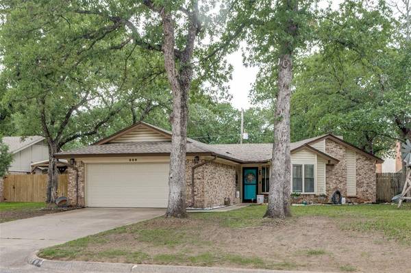 809 Meadowcrest Drive, Azle, TX 76020