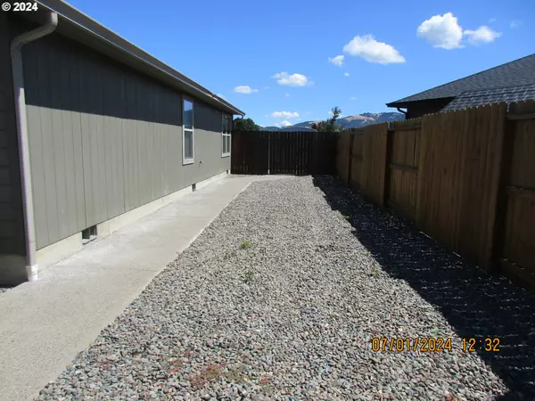 Roseburg, OR 97471,131 BRAXTON CT