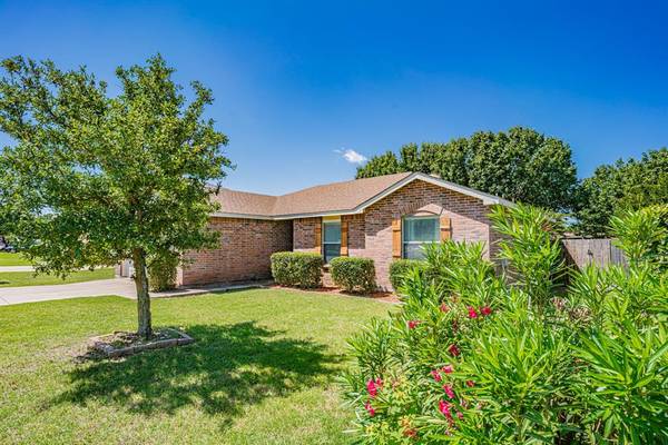 1401 Queen Annes Drive, Burleson, TX 76028