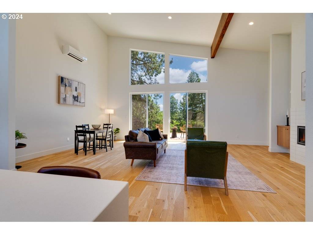 Hood River, OR 97031,955 ROBERTS DR