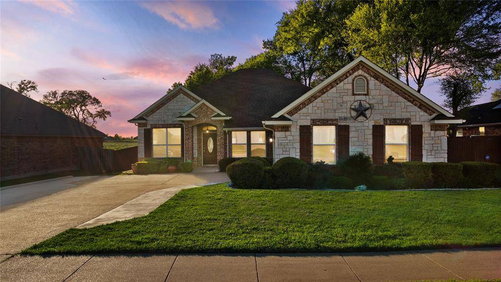 706 Woodcrest Drive, Ennis, TX 75119