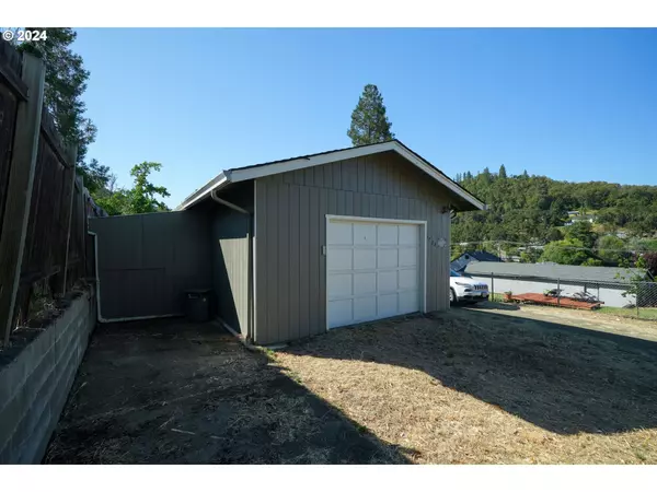 Roseburg, OR 97470,1732 SE EDDY ST