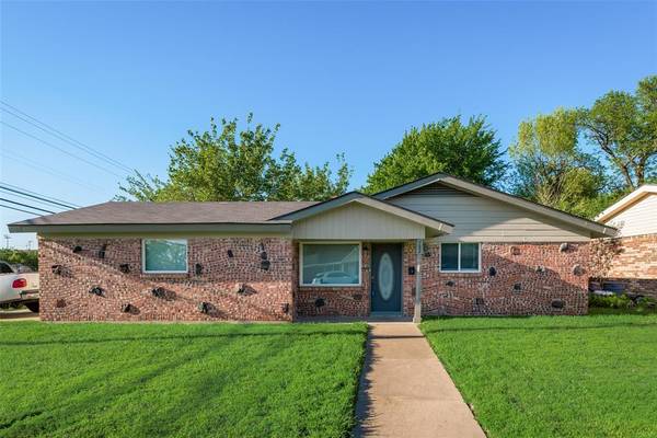 782 Briarwood Lane, Hurst, TX 76053