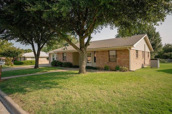 914 S Avenue N, Clifton, TX 76634