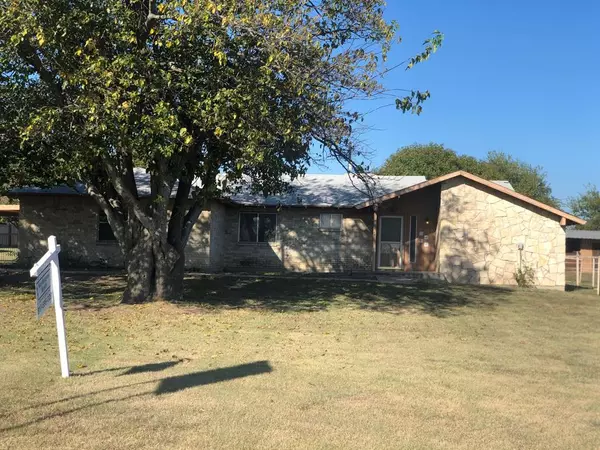 1624 Hill Top Circle, Weatherford, TX 76085