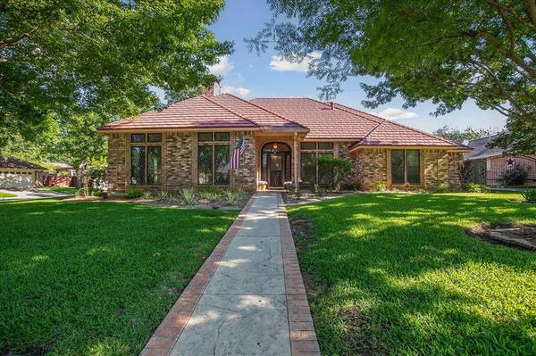 2000 Thames Drive, Arlington, TX 76017