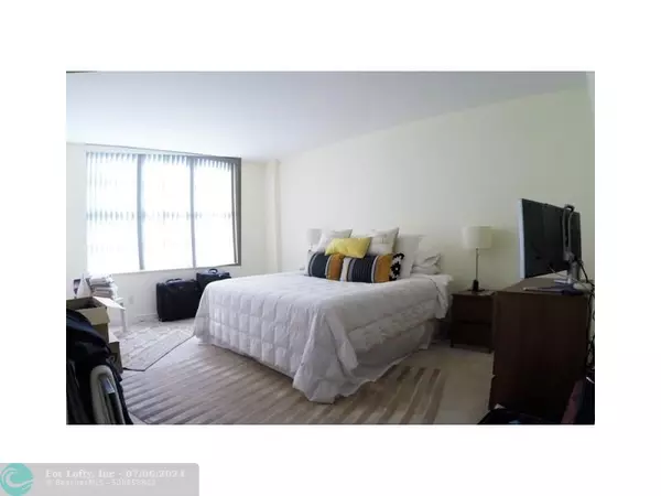 Miami Beach, FL 33140,5600 Collins Ave  #16W