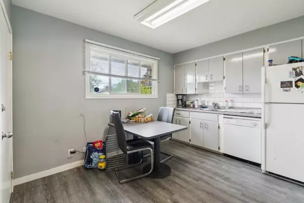 Calgary, AB T2B 0Z5,2029 38 ST SE