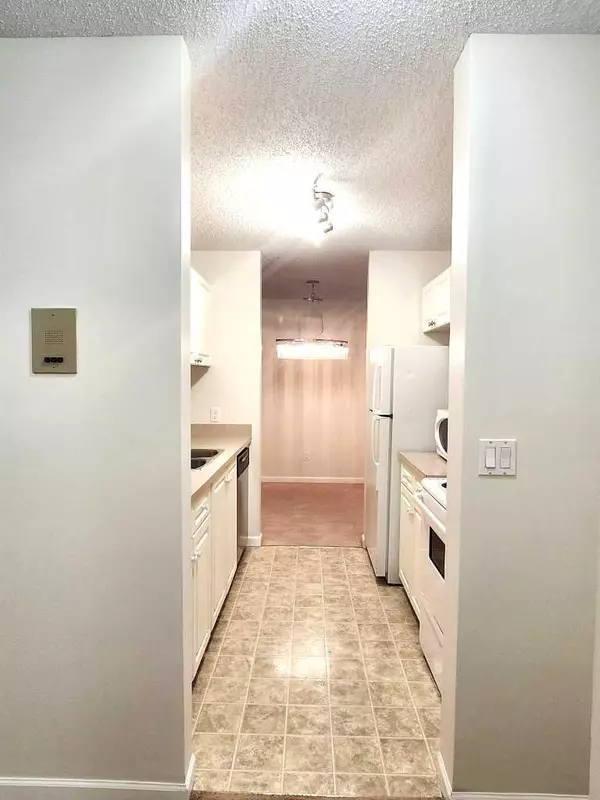 Calgary, AB T3H 2P3,385 Patterson HL SW #4311